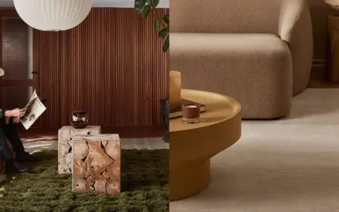 Man läser tidning i en mysig, styla brun soffa. Bredvid står träkuber som soffbord.