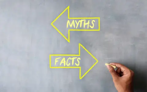 Strzałki z napisami "MYTHS" i "FACTS" na szarej tablicy. Rozważając leki na koncentrację dla dzieci z ADHD, warto odróżnić fakty od mitów.