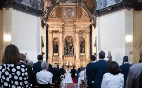 Boda en la iglesia. La novia y el novio se dan el "sí, quiero" ante el altar. ¿Cuántas veces te puedes casar por la iglesia?