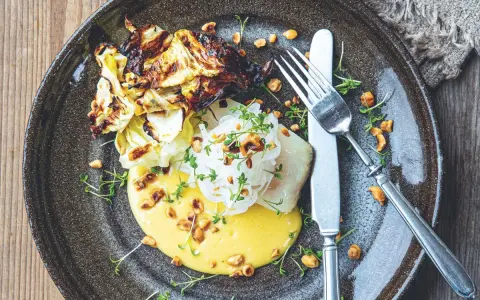 Lyxig torskrygg med rostad kål, nötter och en krämig sås. Ett recept som garanterat imponerar.