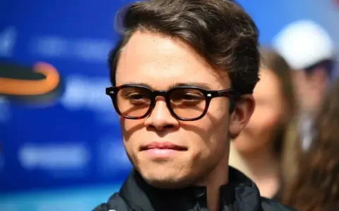 Nyck de Vries, mit seiner charakteristischen Brille, blickt nachdenklich in die Kamera. Hinter ihm verschwimmt eine blaue Wand.