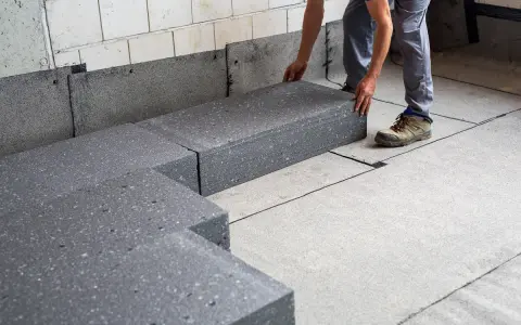 Układanie styropianu pod wylewkę. Błędy w izolacji termicznej mogą prowadzić do strat ciepła.