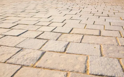 Czym fugować kostkę brukową, aby uniknąć kosztownych błędów?