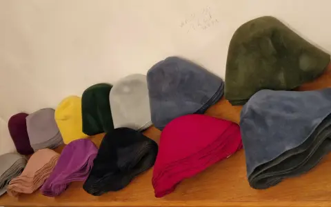 Czapka do sauny: Filc czy Wełna? Która ochroni Cię lepiej?