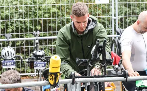 Vorbereitung auf den **triathlon kurzdistanz**: Athleten checken ihre Rennräder, Helme und Trinkflaschen.