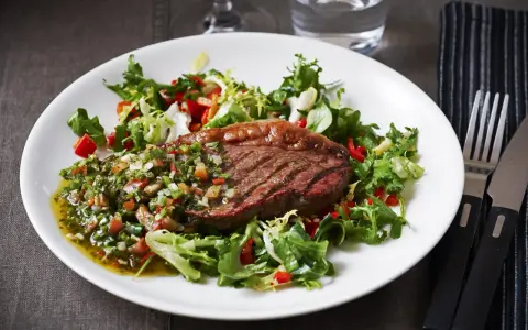 Perfekt grillad picanha med en fräsch sallad och chimichurri. En härlig måltid att njuta av.