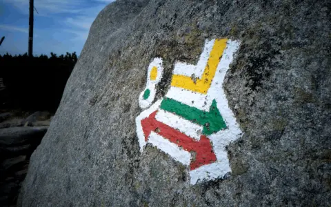 Co oznaczają kolory szlaków w Bieszczadach? Odkryj ich znaczenie