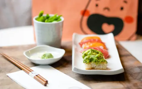 Zielone wasabi, z którego robi się wasabi, podane z sushi i edamame.