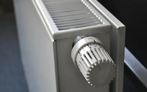 Termostato de un calefactor sin electricidad, ajustando la temperatura para un hogar acogedor.