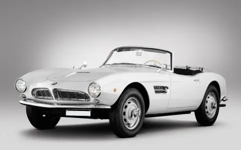 Biały kabriolet BMW 507 z lat 50. z chromowanymi detalami i charakterystycznym grillem.