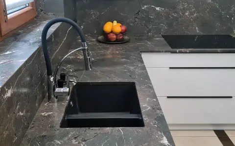 Granit czy konglomerat? Co wybrać na blat, parapet, schody?