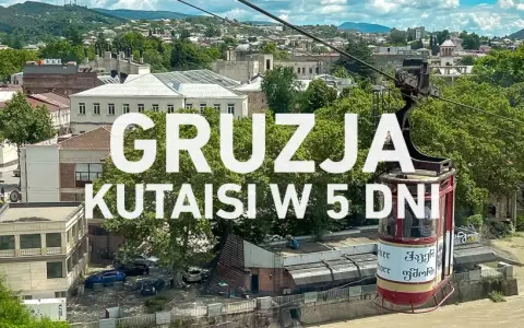 Widok na miasto Kutaisi w Gruzji z kolejki linowej. Napis "GRUZJA KUTAIISI W 5 DNI" na tle zieleni i budynków.