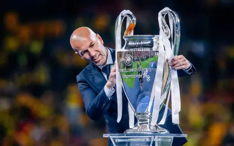 Zinedine Zidane z pucharem Ligi Mistrzów. To on wie, kto wygrał ligę mistrzów.