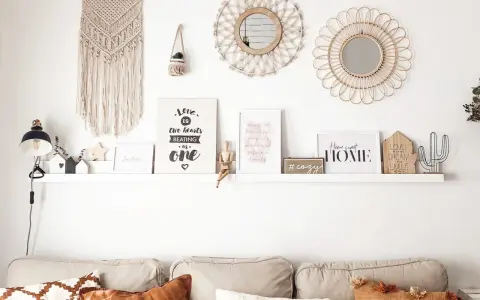 Idee per arredare parete dietro divano: macramè, specchi, quadri con scritte e oggetti decorativi creano un angolo accogliente.