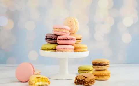 Bunte Macarons auf einem weißen Tortenständer, ein leckeres Macarons rezept zum Nachmachen.