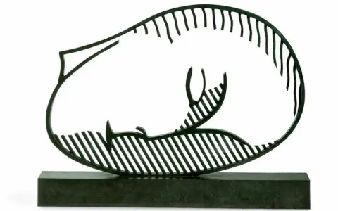 Sculpture stylisée d'une femme allongée, la muse endormie, aux formes épurées et rayées, posée sur un socle sombre.
