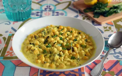 Un cremoso plato de garbanzos en salsa amarilla, con hierbas frescas picadas. ¡Un sabor italiano que te encantará!