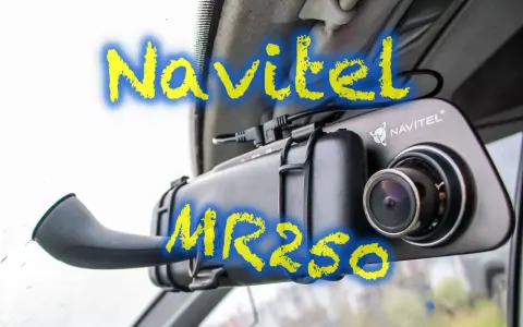 Kamera samochodowa Navitel MR250 zasilana z lusterka.