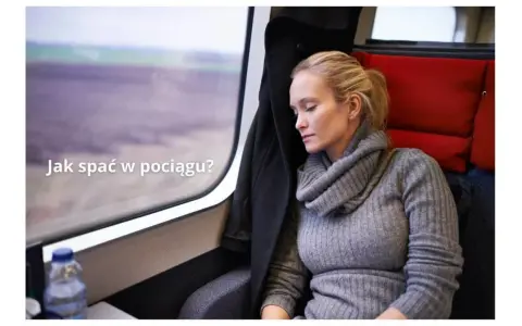 Kobieta odpoczywa, śpiąc w pociągu. Obok niej butelka wody, a za oknem rozmyty krajobraz.