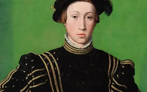 Portret młodego mężczyzny w czarnym stroju z bogatymi złotymi zdobieniami, w czapce z piórem. Wygląda jak vivente rege, gotowy na panowanie.