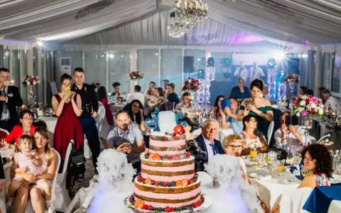 Efektowny tort weselny z owocami i dymem, goście robią zdjęcia. Cena takiego cudu może być zaskoczeniem!