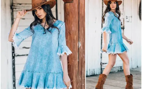 Dziewczyna w kapeluszu kowbojskim i dżinsowej sukience w stylu country. Włosy opadają na ramiona, a rękawy sukienki są bufiaste.