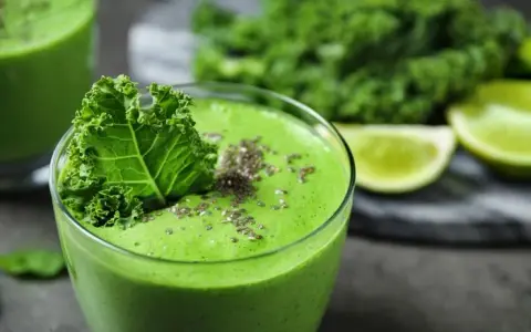 Zdrowy koktajl jarmuż banan jogurt - prosta receptura na smoothie