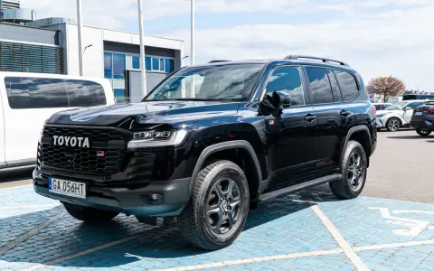 Czarny Toyota Land Cruiser 300 GR Sport z grillem w kształcie plastra miodu i oznaczeniem GR.