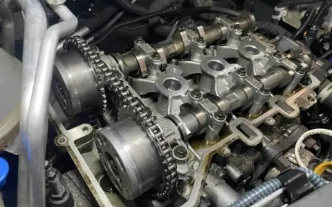 Silnik Peugeot 207 1.4 benzyna. Widoczne koła zębate i łańcuch rozrządu. Wymiana rozrządu co ile?