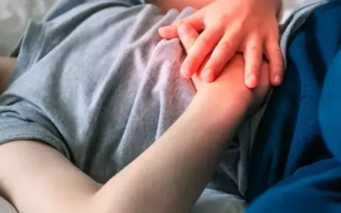 Ból brzucha u dziecka: Co podać i kiedy pilnie do lekarza?