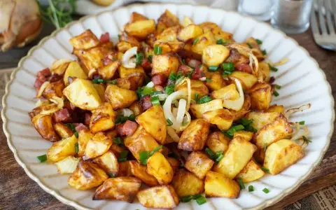 Knusprige Bratkartoffeln mit Speck und Zwiebeln, perfekt aus dem Airfryer. Gekochte Kartoffeln werden so zu einem Genuss.