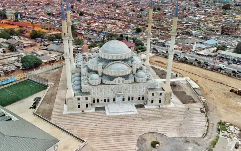 Imponująca, nowoczesna świątynia góruje nad gęsto zabudowanym krajem z Akry. Obok boiska piłkarskiego i szkoły, majestatyczny meczet z minaretami stanowi serce tej dynamicznej społeczności.
