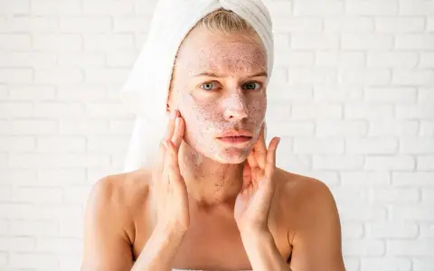 Vianek Rewitalizująca Maseczka-Peeling: Sekret promiennej cery?