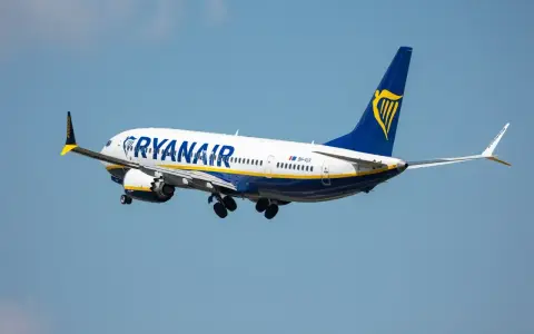 Samolot Ryanair z wysuniętym podwoziem, gotowy do lądowania. Zastanawiasz się, ile ml płynów można zabrać do samolotu?