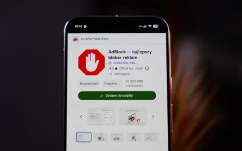 Jak wyłączyć blokowanie reklam? Na ekranie telefonu widać stronę Chrome Web Store z rozszerzeniem AdBlock.