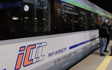 Pociąg PKP Intercity z Rzeszowa do Warszawy czeka na pasażerów.