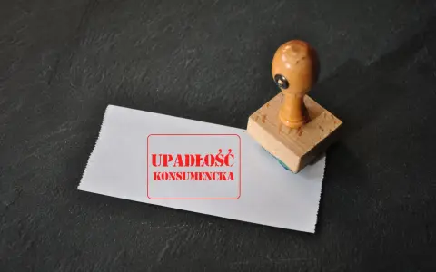 Pieczątka "Upadłość konsumencka" na kopercie. Może to oznaczać trudności ze spłatą wierzycieli, ale też szansę na zwrot podatku po uporządkowaniu finansów.