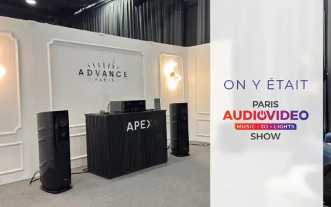 Stand audio haut de gamme avec enceintes noires et équipement Apex au salon AudioVideo Paris.
