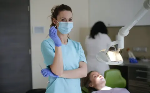 Afta a dentysta: Kiedy wizyta jest bezpieczna, a kiedy czekać?