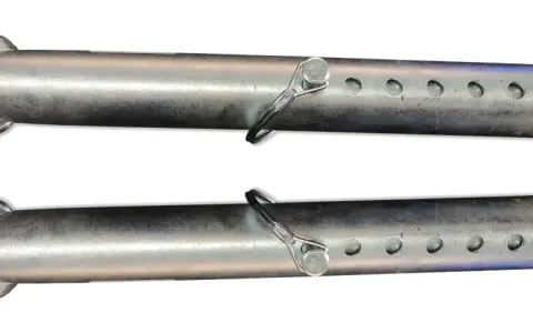 Dwa regulowane łańcuchy boczne do Ursusa C-360, wykonane z metalu, z otworami do regulacji długości i zabezpieczeniami.