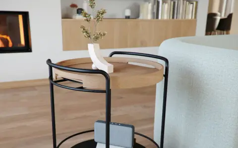 Ett stilrent, **högt brickbord** i trä och svart metall med en modern vas och en högtalare. Perfekt för att servera fika eller förvara favoritböcker.