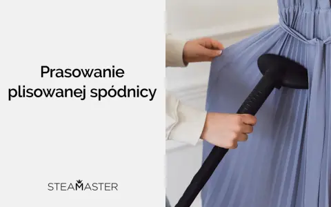 Jak wyprasować plisowaną spódnicę parownicą? Dwie dłonie trzymają materiał i dyszę parownicy, by nadać jej idealny kształt.
