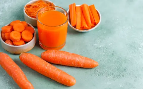 Carottes entières, coupées en rondelles, en bâtonnets et râpées, avec un verre de jus. Un concentré de **bêta-carotène** pour la vitalité.
