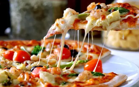 Co na pizzę? Odkryj najlepsze składniki i sekrety idealnej pizzy!