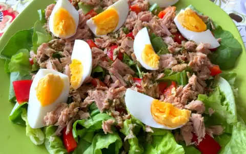 Sałatka z tuńczykiem i jajkiem na zielonej sałacie z papryką. Pyszne połączenie smaków.