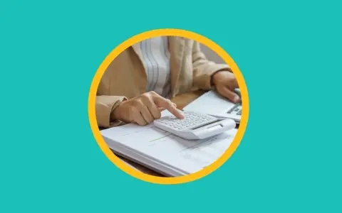 Calculatrice sur des documents financiers, suggérant une optimisation fiscale et une baisse d'impôt sur le revenu.