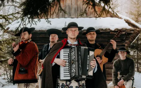 Zespół weselny gra na skrzypcach, akordeonie, gitarze i basach. Muzycy w tradycyjnych strojach góralskich.