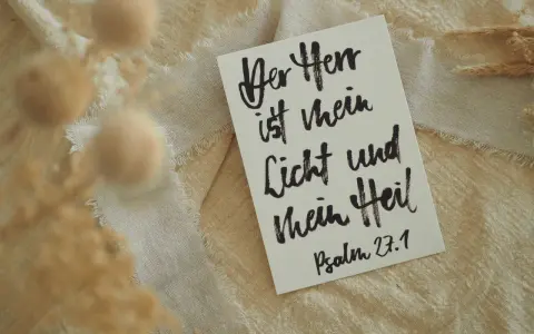 Eine Karte mit handgeschriebener Schrift: "Der Herr ist mein Licht und mein Heil. Psalm 27,1". Ein Zitat aus Psalm 96.