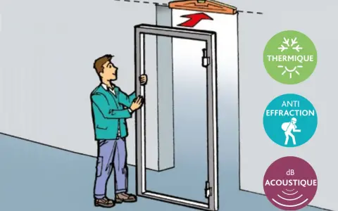 Un homme installe une porte. Le montage ressort ferme-porte assure isolation thermique, anti-effraction et acoustique.