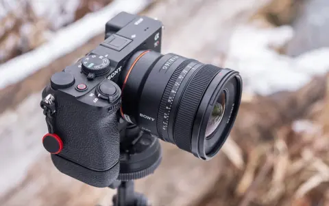 Aparat Sony z obiektywem 16mm f/1.8, idealny wybór, jaki obiektyw do krajobrazu.